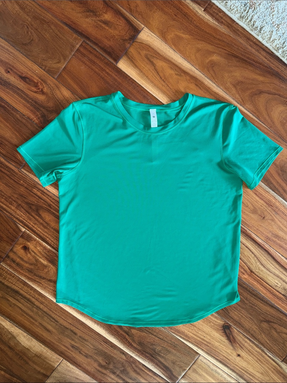 Lululemon women’s short sleeve top, size 8, green-great condition